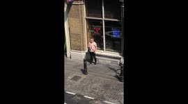 London man sings ‘Shallow’ from A Star Is Born in spontaneous street performance