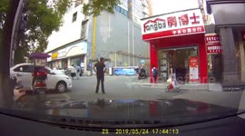 岳阳:男子5次大喊提醒女司机刹车仍撞门