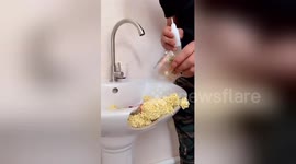 Incredible life-hack! Creative Chinese repairman perfectly fixes household goods using instant noodles
