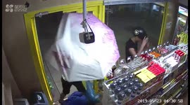 广东湛江  团伙握长刀打伞抢无人超市 抢到兴起忘遮脸被拍下