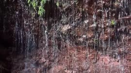 agua nace de la roca