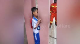 Chinese firemen expand the gap between 2 pillars to free trapped boy