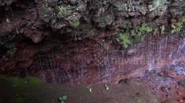 el agua cristalina nace de la roca