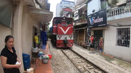 Terrifying narrow 'train street' filmed in Vietnam