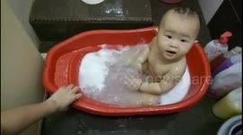This baby loves to play water splashing