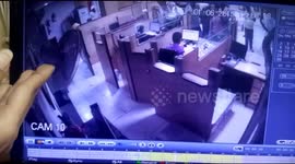 Cheeky thief in India sneaks up on bank employee and steals cash