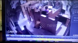 Cheeky thief sneaks up on bank employee and steals cash