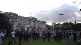 Boos ring out as Trump lands at Buckingham Palace for state banquet