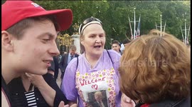 Trump supporters and Anti-Trump protesters clash outside Buckingham Palace