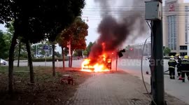 Driver narrowly survives after escaping from burning car in China