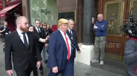 Donald Trump impersonator does walking tour in central London