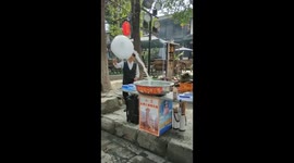 四川广元  大叔边跳舞边做拉丝棉花糖