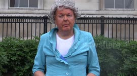 Comic Roland Saunders parody on the Queen meets Donald Trump