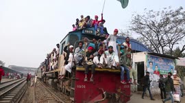 Dhaka trains packed to bursting as thousands head home for Eid
