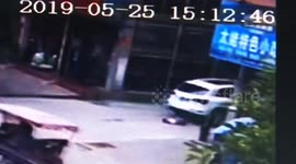3-year-old boy luckily escapes death after car runs him over in eastern China