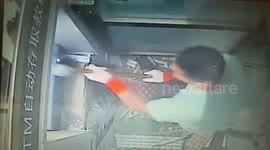 河南平顶山  男子凌晨狂砸ATM机,被民警围住还没察觉到