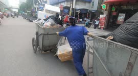 50-year-old women work as garbage sweepers in Vietnam ! with extraordinary health, One hand pushes garbage truck and one hand pulls heavy garbage truck.