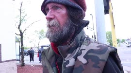 Muslim man chats with homeless veteran about life experiences