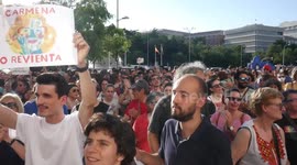 Citizens demand Manuela Carmena to remain mayoress of Madrid.