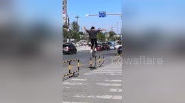 Daredevil unicyclist balances on roadside guardrails in China