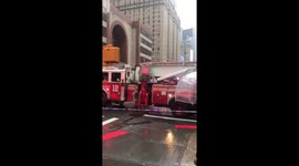 Helicopter crash right across from where I’m working. I hope everyone is okay #nyc #helicopter https://t.co/62KpYnm9PO