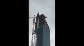 High winds hit skyscraper under construction