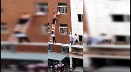 河南新乡 幼儿头卡防盗窗 邻居托举半小时