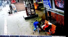 Smooth criminal boldly steals phone from sleeping man in Mumbai