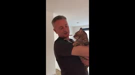 Cat sings along to DJ song