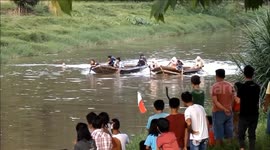 Mums in Indonesia hold adorable canoe river race