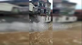 Residential house collapses as flash flooding hits China's Jianghua