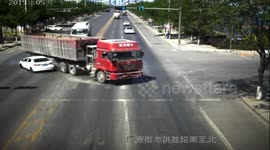Truck driver narrowly avoids flattening car after changing directions quickly in China