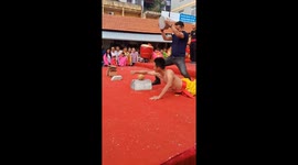 The man used a piece of concrete weighing 20 kilograms to throw at the hand of the man lying on the ground