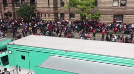 crowds run after shooting at Raptors paarde