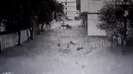 Heroic man risks his life to rescue 2 children during flash floods in China