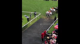Queen Elizabeth arrives for Royal Ascot in horse-drawn carriage