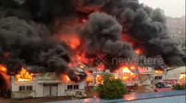 Parking lot fire sees thick smoke cover the skyline in eastern China