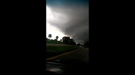 Massive shelf cloud looms Florida during tornado warnings