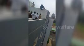 Suicidel man saved by state poilce commando in India.