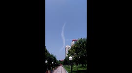 Unique feather-shaped cloud spotted above China's Yichang