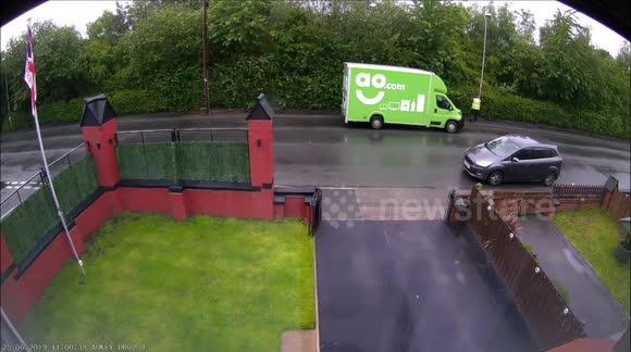 'Don't p**s there!' UK homeowner scolds delivery driver for urinating in front of driveway