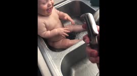 US dad has an adorable water fight with his baby during bath time