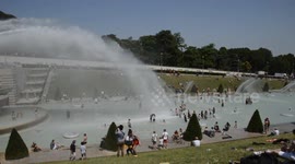 Heatwave forces tourists to cool off in Paris' fountains