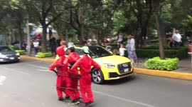 Street Performance: dancing a Queen remix