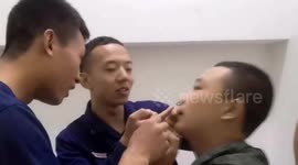 男孩钥匙环卡鼻孔,消防鼻孔动大钳