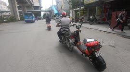 Ridiculous moment! Man driving a motorbike drag another electric motorcycle move quickly on the street
