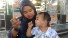 Mom's trick gives her thirsty daughter a drink