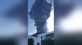 US tourists capture moment volcano erupts on Italian island