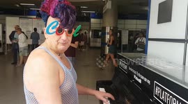Wacky and talented pianist with falsetto voice entertains passengers at London tube station