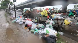 Obsessive waste is piled up! covering the streets of Hanoi city